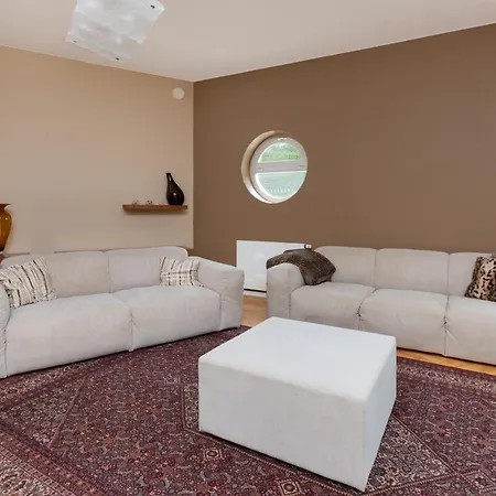 Orlowo Park With Spacious Terrace & Winter Garden By Renters グディニャ