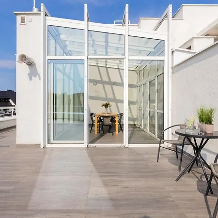 Orlowo Park With Spacious Terrace & Winter Garden By Renters * グディニャ